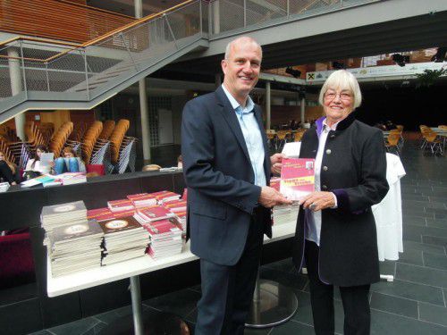 Rita Hämmerle übergibt die Bücher an den Bezauer Schuldirektor Andreas Kappaurer. 