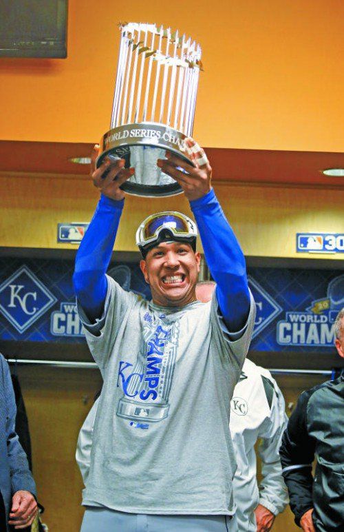 Salvador Perez jubelt über Titel und Trophäe.