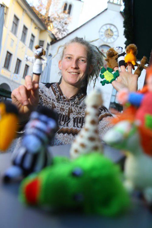 Simona Haltmayer ist heute mit vielen bunten Fingerpuppen am Feldkircher Blosengelmarkt anzutreffen.