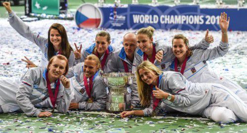 Tereza Smitkova, Lucie Safarova, Lucie Hradecka, Denisa Allertova, Petr Pala, Karolina Pliskova, Petra Kvitova und Barbora Strycova (v. l.).