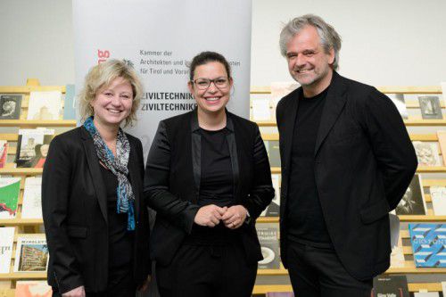 Traute Scheiber (Vorsitzende der Sektion Ingenieurkonsulenten, l.), Kammmerpräsident Hanno Vogl-Fernheim und Nina Tomaselli.