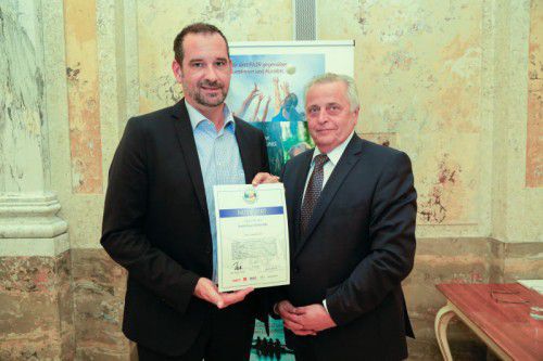 Uwe Breuder (Alpla) mit Sozialminister Rudolf Hundstorfer.
