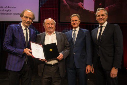 VN-Herausgeber Eugen A. Russ, Wirtschaftskammerpräsident Manfred Rein und IV-Präsident Martin Ohneberg überreichten Alwin Lehner die Medaille zum Ehrenpreis für sein unternehmerisches Lebenswerk.
