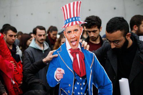 Vor dem G20-Gipfel kam es in der Türkei zu Protesten. Zivilpolizisten beschlagnahmten eine Pappfigur von  US-Präsident Barack Obama.