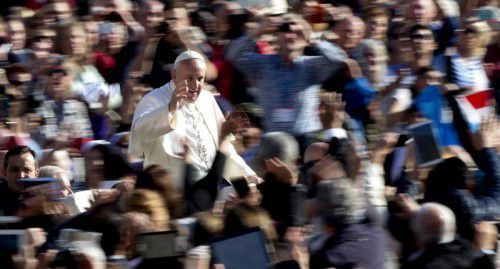 Vor den vatikanischen Hallen wird Papst Franziskus von den Massen bejubelt. In den heiligen Gemäuern jedoch rumort es ganz gewaltig.
