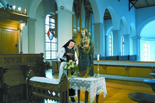 Äbtissin Hildegard Brem im Chorraum der Hohenweiler Klosterkirche: Maria ist für sie Wegweiser zu Gott.