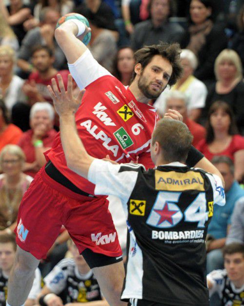 Am 30. Mai 2014 trug Dominik Schmid letztmals das Trikot seines Stammvereins. Mit einem 31:28-Sieg im dritten Duell der Finalserie holten die Roten Teufel den dritten HLA-Titel in Folge.