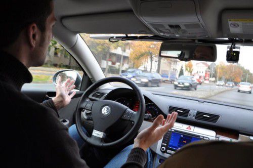 Autos sollen laut Studie bereits ab 2020 autonom fahren können – allerdings gibt es rechtliche Hürden.