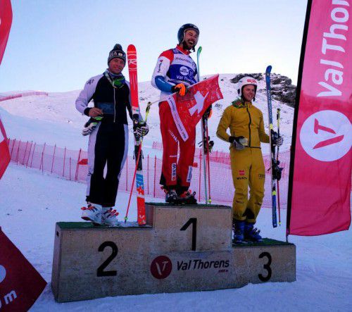 Bernhard Graf (l.) strahlt in Val Thorens neben Ryan Regez und Florian Wilmsmann vom Stockerl.