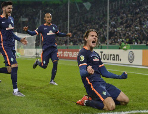 Bremens Jannik Vestergaard bejubelt Tor und Aufstieg.