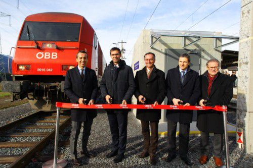Christian Kern, LH Markus Wallner, Bgm. Dieter Lauermann, Jürgen Rauch (GF Rauch) und Roland Concin (Red Bull GmbH) eröffneten die Anlage.