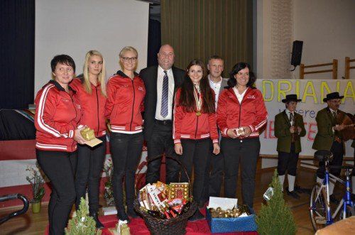Dagmar Mörth, Katharina Kühne, Nadine Mörth, BM Thomas Pinter, Adriana Mathis, Obmann Elmar Franz und Sabine Mathis (v. l.).