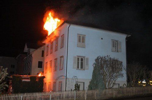 Das Dachgeschoss fing kurz nach Mitternacht Feuer.