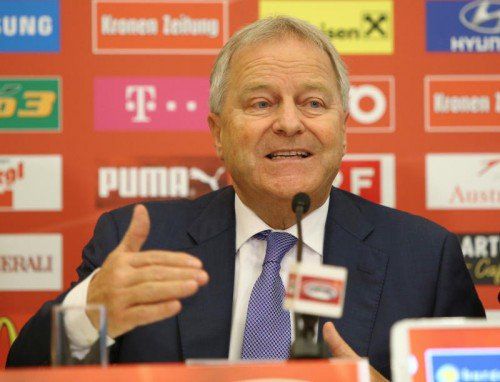 Der Blick von ÖFB-Chef Leo Windtner ist auf 2016 gerichtet.