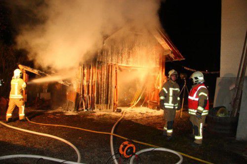Der Holzstadel in der Lustenauer Steinackerstraße wurde zu einem Raub der Flammen.