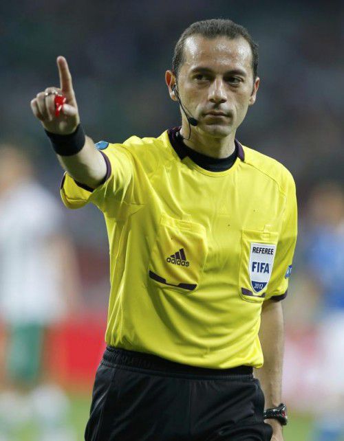 Der Türke Cüneyt Cakir ist einer von 18 EM-Referees.