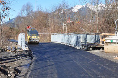 Die neue Radwegbrücke über das Bludenzer Galgentobel ist fertiggestellt und asphaltiert.