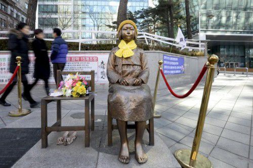 Diese Statue vor der japanischen Botschaft in Seoul erinnert an das Schicksal der „Trostfrauen“. Sie soll nun den Ort wechseln.