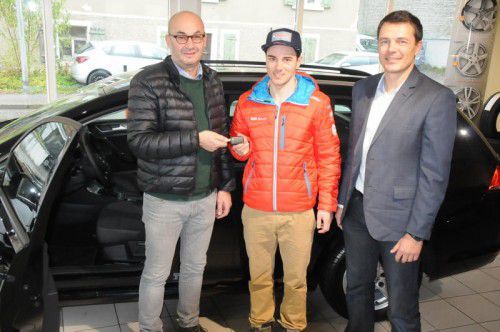 Dietmar Steinhauser (l.) übergibt die Autoschlüssel an Dominik Baldauf, rechts im Bild Andreas Ruepp vom Versicherungsbüro „HoVsteig“.