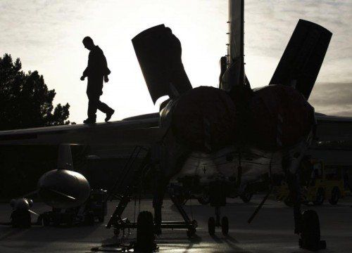 Ein „Tornado“-Kampfjet wird auf der Airbase in Norfolk startbereit gemacht.