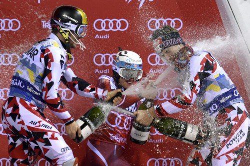 Eine Sektdusche von den Überfliegern Marcel Hischer und Henrik Kristoffersen (v. l.) gab es für den österreichischen Überraschungsmann und drittplatzierten Marco Schwarz (r.).