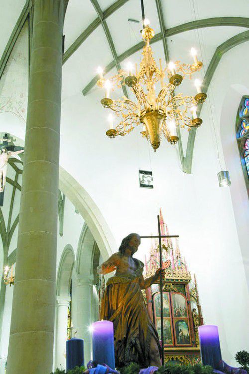 Eine Skulptur des Johannes ziert den Taufstein im Feldkircher Dom.