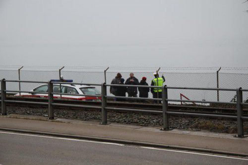 Einsatzkräfte der Polizei beobachteten die Bergungsaktion von der Lochauer Klause aus.