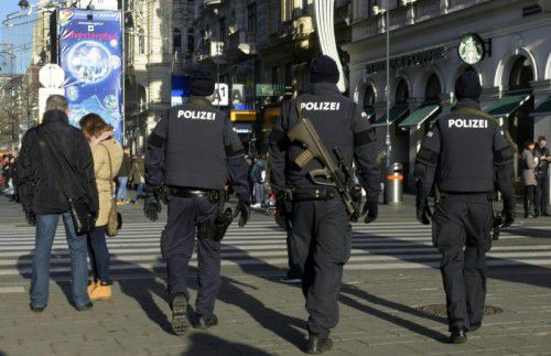 Einsatzkräfte der Polizei standen am Montag am traditionellen Silvesterpfad in der Wiener Innenstadt.