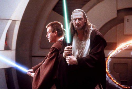 Episode I – Die dunkle Bedrohung: 1999 springt George Lucas 30 Jahre vor die Ereignisse der bekannten „Star-Wars“-Filme zurück. Der friedliche Planet Naboo mit seiner Königin Amidala wird von der geldgierigen Handelsföderation angegriffen.