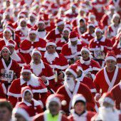 Weihnachtsmänner rennen um die Wette