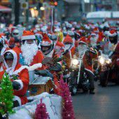 Weihnachtsmänner touren durch Berlin