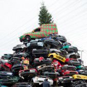 Weihnachtsbaum aus Schrottautos