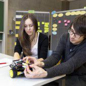 Zufriedene Studenten an der FHV