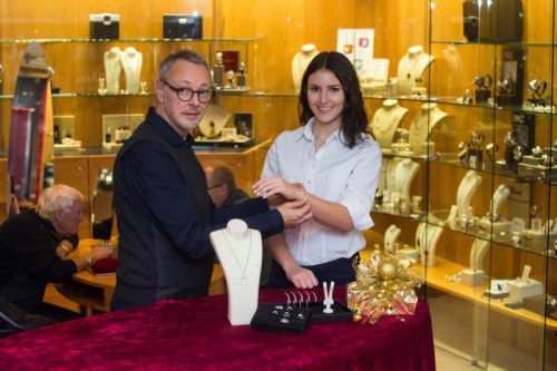 Für Thomas Jochum (Präg, Dornbirn) und Corina aus Kennelbach ist Schmuck ein ideales Geschenk.