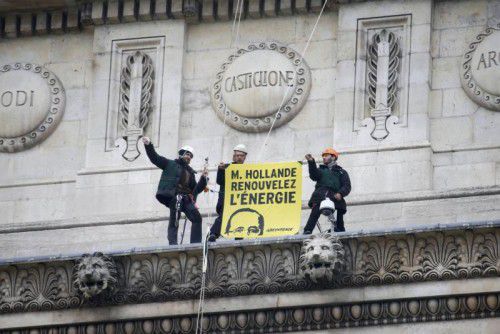 Greenpeace-Aktivisten senden eine Botschaft an Präsident Hollande. "Hollande, erneuere Energie" heißt es auf dem Banner. Foto: Reuters