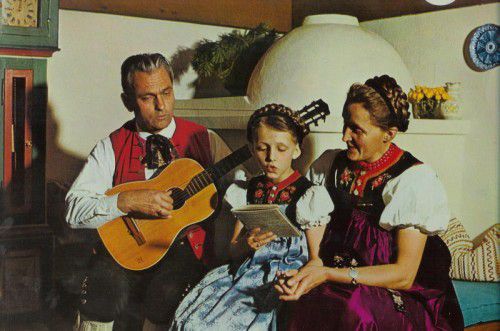 Hausmusik auf der Ofenbank: Vater Wilhelm, Tochter Veronika und Mutter Anneliese.