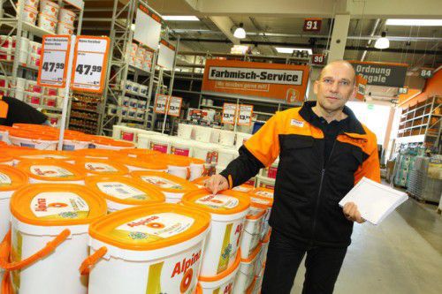 Helmut Thaler, Chef des Dornbirner Obi-Marktes, legt vor der Eröffnung am Montag letzte Hand an.