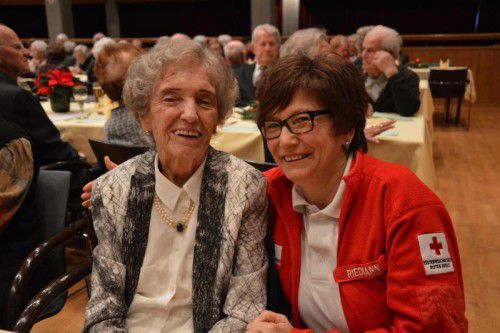 Hilda Gamper (101) mit Gabi Riedmann vom Roten Kreuz.