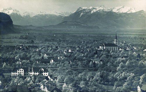Historische Aufnahme vom Hatlerdorf: Im Vordergrund die ehemalige Spinnerei Juchen, erbaut um 1810.