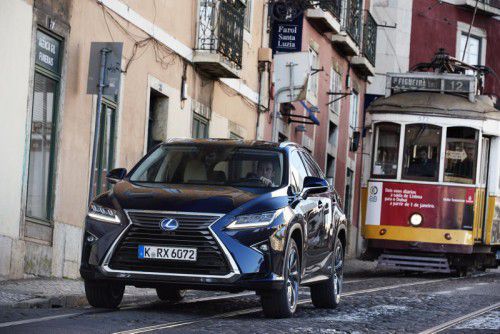 Im neuen Gewand und verbesserter Technik fährt ab Jänner 2016 die dritte Generation des Lexus RX 450h vor.