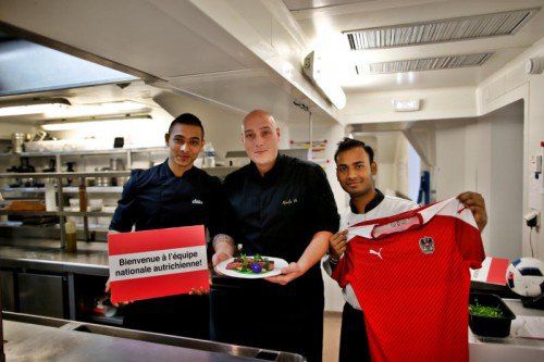 Küchenchef Nicolas Vie (Mitte) und sein Team freuen sich schon darauf, die rot-weiß-roten Kicker bedienen zu können.