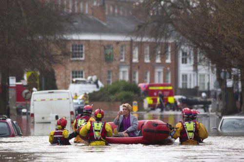 Land unter in der nordenglischen Stadt York: Katastrophenhelfer evakuieren eine ältere Dame.