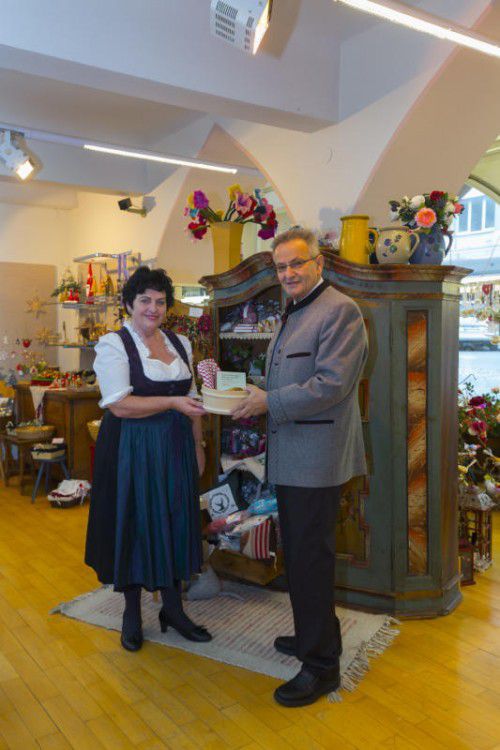 Marianne Selb, die Geschäftsleiterin des Heimatwerks, mit dem Vereinsobmann Hubert Ortner.
