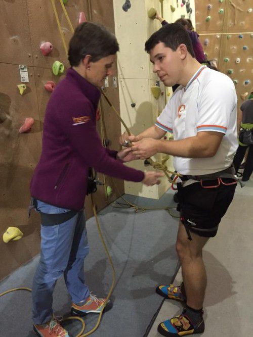 Marika Feurstein schaut dazu, dass Simon richtig gesichert ist. Partnercheck nennt sich das unter Kletterfreunden.