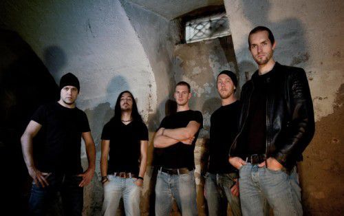 Mario Fetz (ganz links) lässt es bei der Innsbrucker Metal-Band „The Tract“ an der Gitarre krachen.