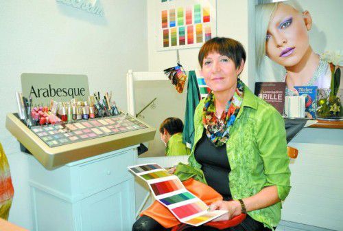 Marliese Martin unterstützt Menschen mit invididuellen Typberatungen und bietet auch Unterstützung beim Kleidungseinkauf.