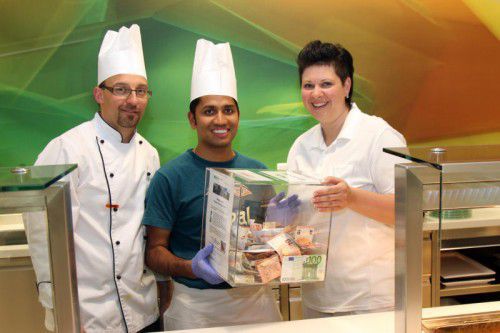 Mit nepalesischen Speisen konnte Dinesh Dhungana (M.) ein Gutteil der Spenden für seine Heimat Nepal aufbringen.