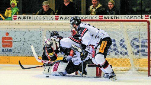 Neuauflage heute: Die Znojmo-Cracks Patrik Nechvatal und Jakub Stehlik versuchen Dornbirn-Stürmer Chris D’Alivse zu stoppen.