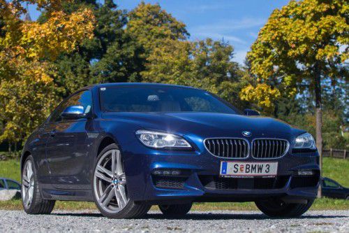 Nur knapp 1,4 Meter hoch: BMW hat sein schickes Coupé einer Modellpflege unterzogen.