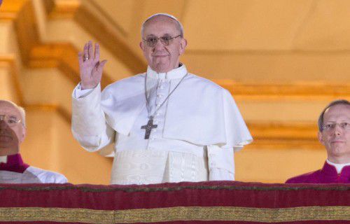 Papst Franziskus eröffnete die erste heilige Pforte in Rom.